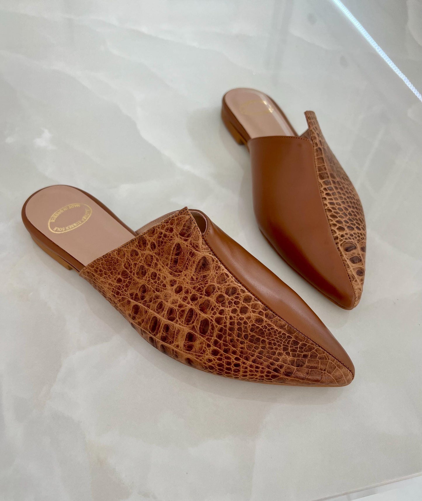 Καφέ δερμάτινα mules με κροκό σχέδιο ASHANTE